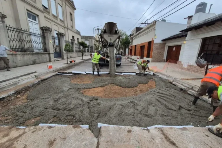 Corte de tránsito por bacheo en una calle de Gualeguaychú