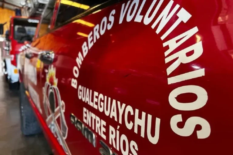 Bomberos Voluntarios trabajan en un vehículo incendiado en el centro de Gualeguaychú