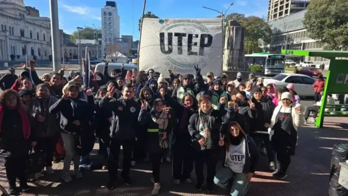 Personas en fila frente a un edificio gubernamental, ilustrando beneficiarios de programas sociales