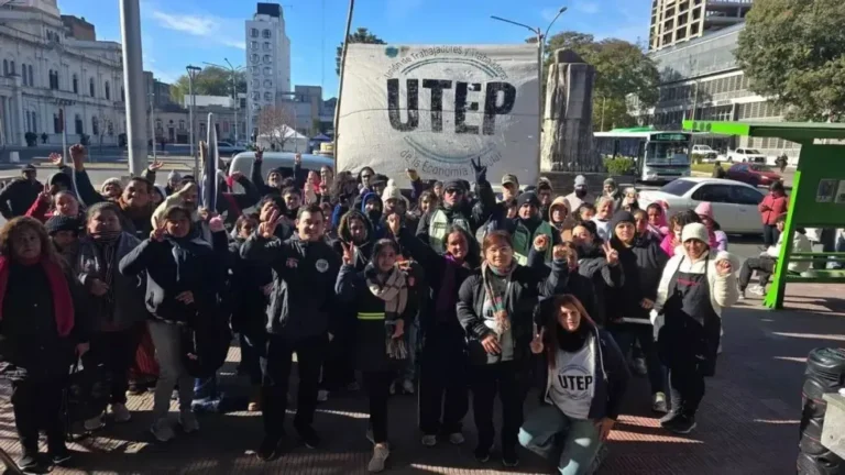 Personas en fila frente a un edificio gubernamental, ilustrando beneficiarios de programas sociales