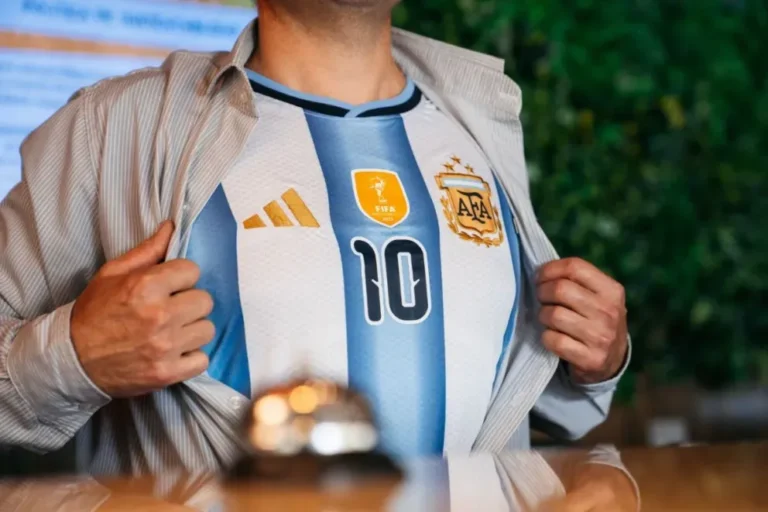 Pantalla gigante en un espacio público de Entre Ríos para la transmisión de la final del Mundial