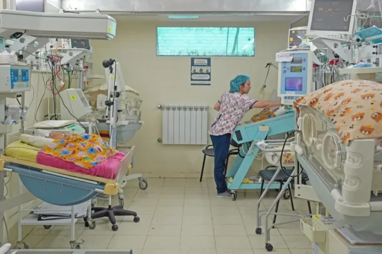 Bebé en sala de neonatología recibiendo atención médica
