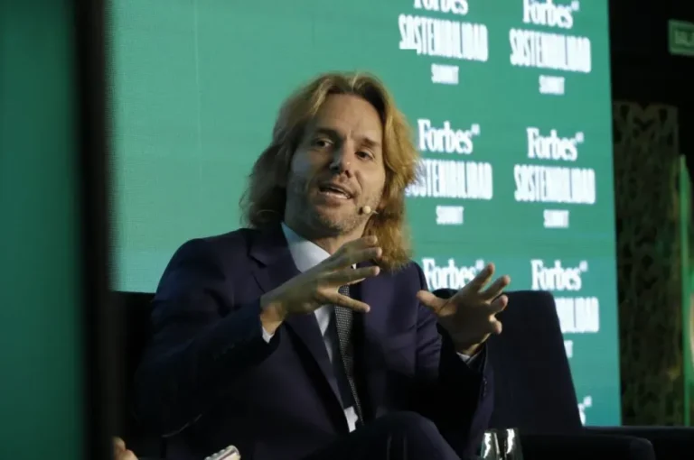 Santiago Sellart, líder de sustentabilidad de Toyota para América Latina y el Caribe, durante una presentación