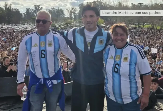 Lisandro Martínez hablando frente al público en la Costanera de la ciudad