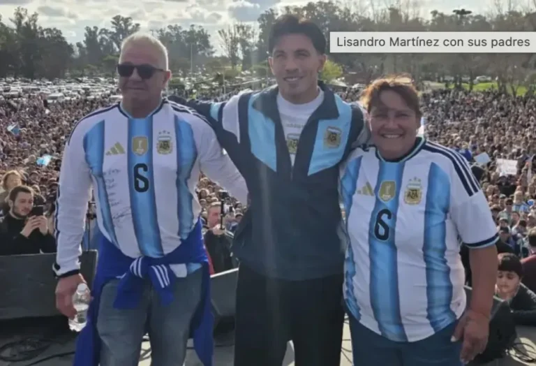 Lisandro Martínez hablando frente al público en la Costanera de la ciudad