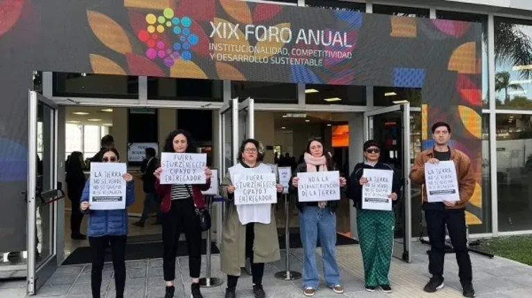 Manifestación en Paraná durante la visita de Federico Sturzenegger