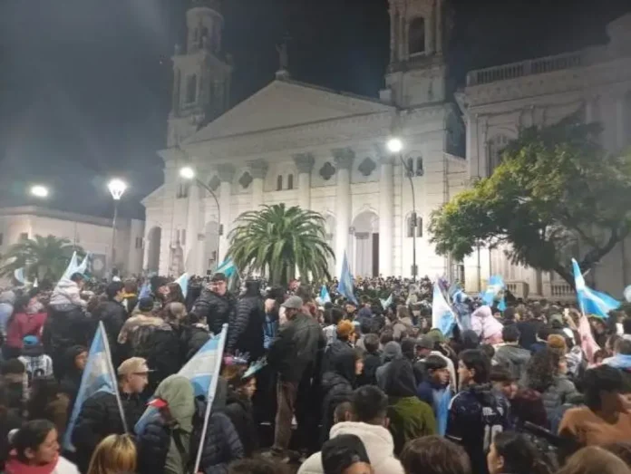 Concentración de personas en Plaza 1° de Mayo de Paraná durante festejos por clasificación de Argentina