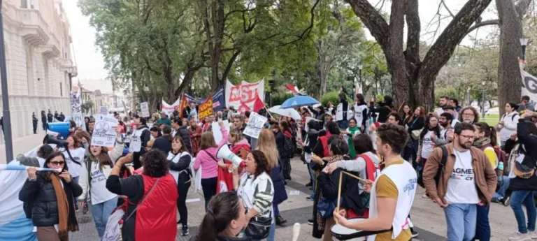 Manifestantes frente a la Legislatura de Entre Ríos durante la protesta contra la reforma jubilatoria