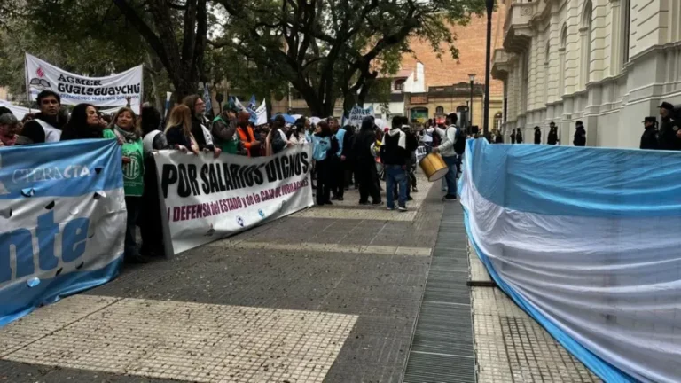 Manifestantes frente a la Casa Gris en Paraná con banderas y carteles