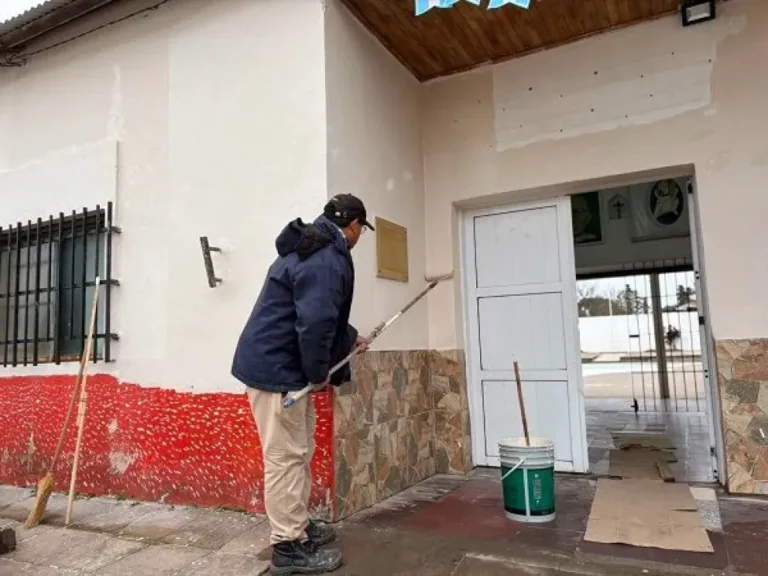 Trabajos de pintura en la Escuela N° 43 de San José de Feliciano