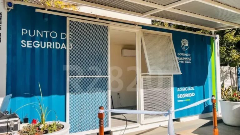 Intendente recorriendo el Punto de Seguridad del Barrio 348 en la ciudad de Entre Ríos