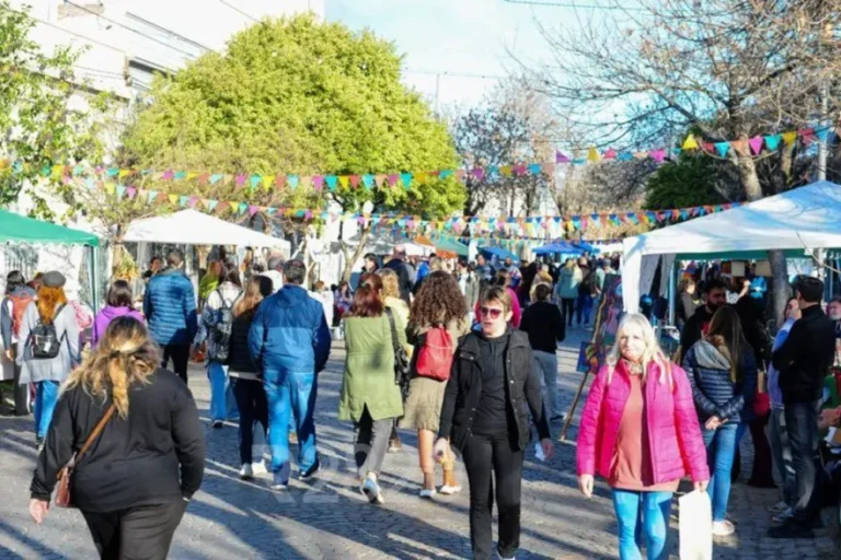 Vista de la calle Alem en el barrio del Puerto de Gualeguaychú durante una edición del Paseo Alem