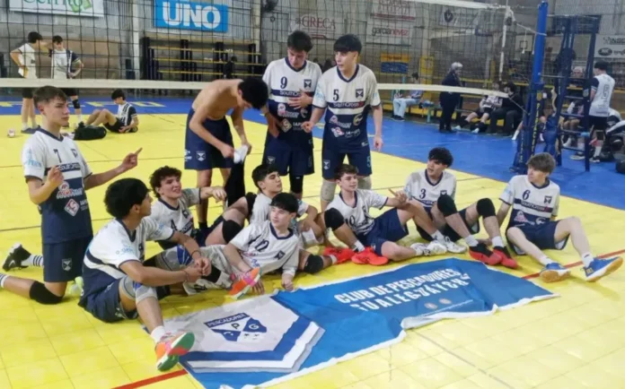 Equipo de vóley Sub 16 de Pescadores celebrando el campeonato entrerriano
