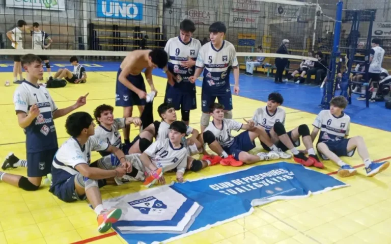 Equipo de vóley Sub 16 de Pescadores celebrando el campeonato entrerriano