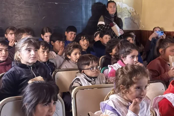 Estudiantes en una escuela entrerriana durante la proyección de cortometrajes del programa Un día de película