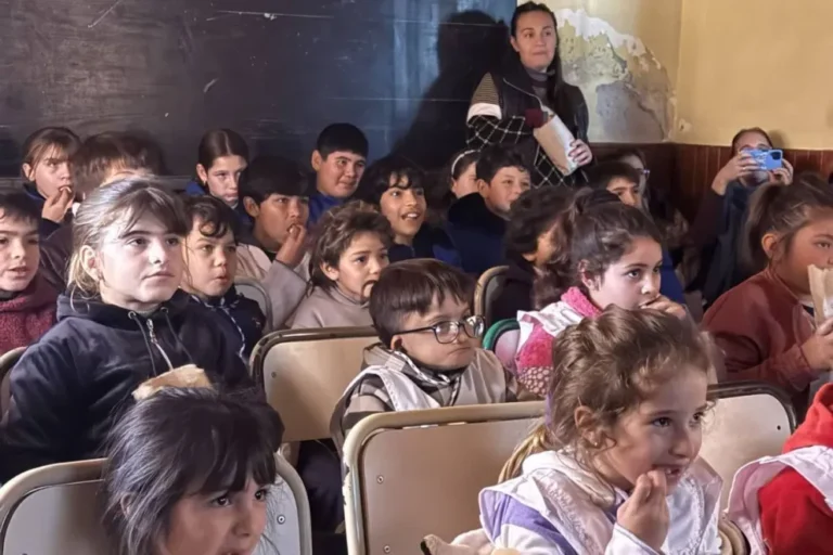 Estudiantes en una escuela entrerriana durante la proyección de cortometrajes del programa Un día de película