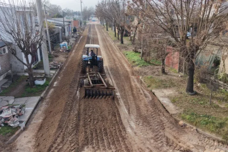 Maquinaria pesada trabajando en la reconstrucción de calle Perigán en Gualeguaychú