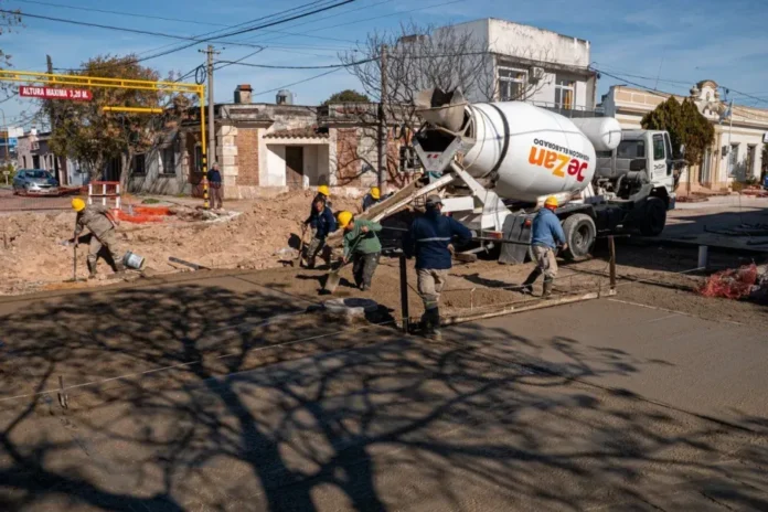 reemplazan-canerias-y-realizan-hormigonado-en-del-valle-y-constitucion Obra de reemplazo de cañerías y hormigonado en esquina de Del Valle y Constitución