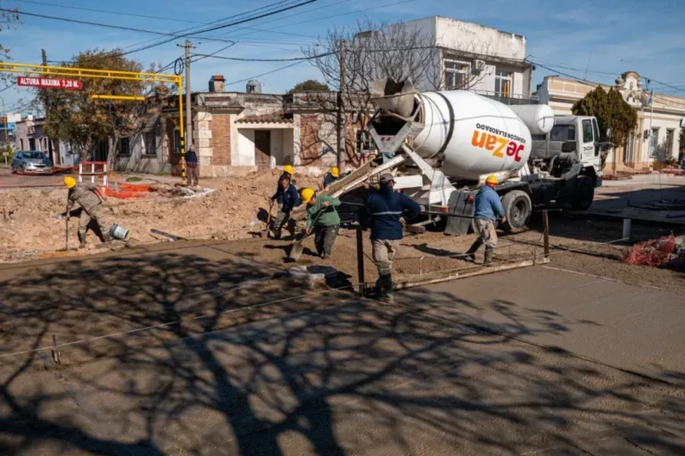 Obra de reemplazo de cañerías y hormigonado en esquina de Del Valle y Constitución