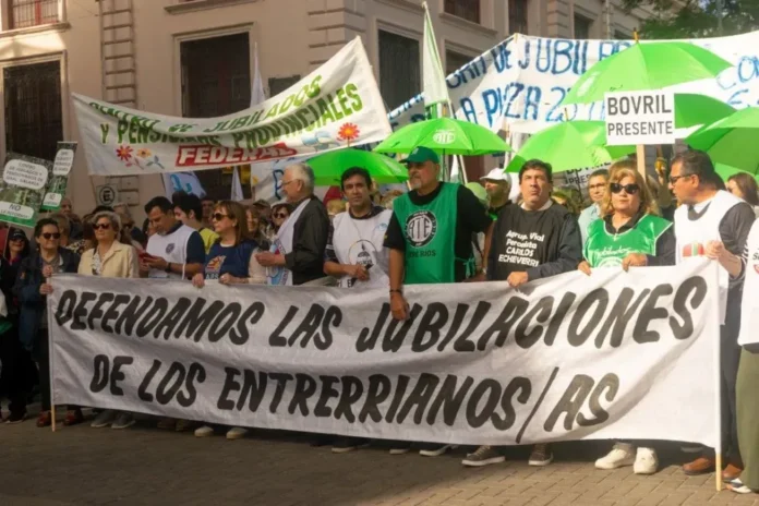 Movilización de la Multisectorial frente a Casa de Gobierno en Paraná