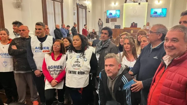 Sesión en la Legislatura de Entre Ríos con manifestantes docentes