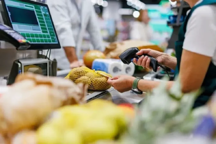 Comercio en Gualeguaychú con cartel de retiros voluntarios