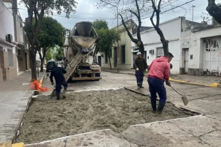 Corte de calle por reparación de baches en la ciudad