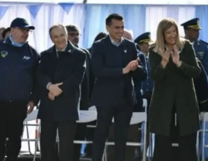 Izamiento de la Bandera Nacional en la Plaza 1° de Mayo de Paraná