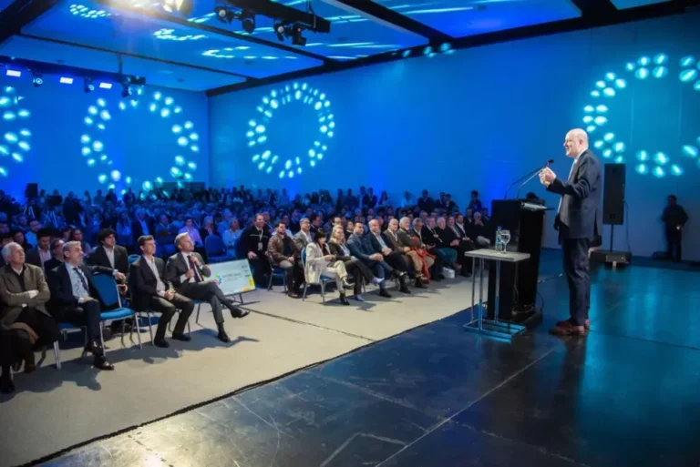 Federico Sturzenegger y Rogelio Frigerio en el Centro Provincial de Convenciones de Paraná