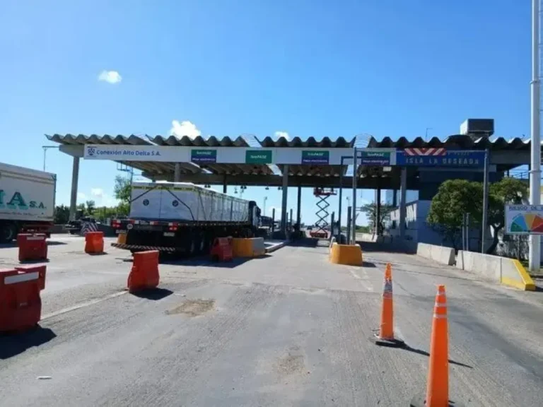 Estación de peaje Isla La Deseada en la Ruta Nacional 174, entre Victoria y Rosario