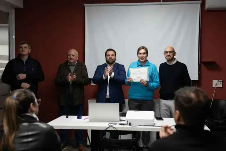Trabajadores de La Agrícola Regional en el acto de cierre del curso de preventores de adicciones