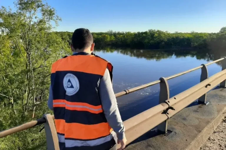 Vista del río Uruguay durante el descenso del nivel del agua