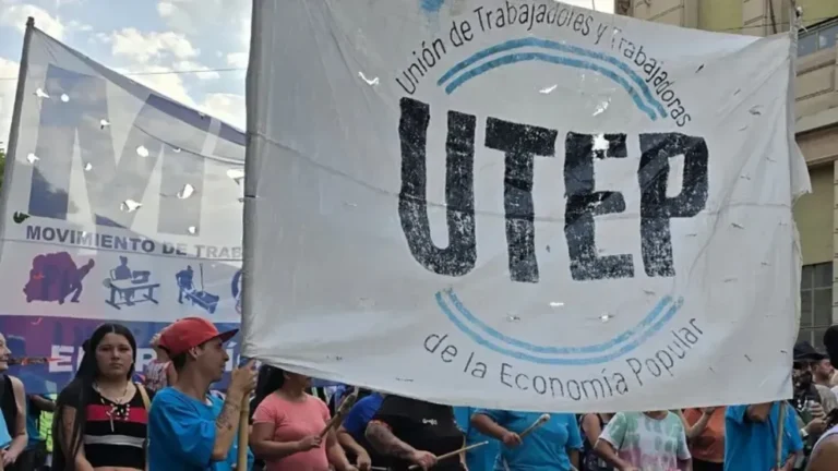 Trabajadores de la economía popular en una manifestación