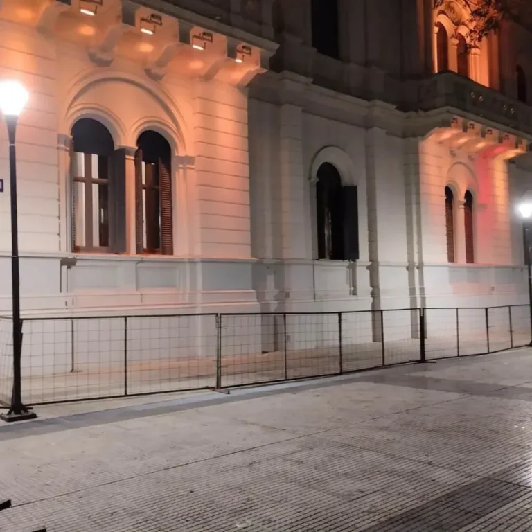 Vallado en acceso a la Legislatura de Entre Ríos