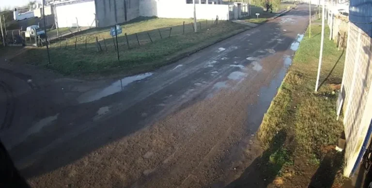 Calle inundada en el barrio La Cantera, Entre Ríos