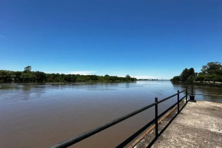 Río Gualeguaychú con crecida