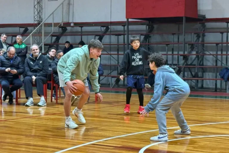 Martiniano Dato durante la jornada de Aprender Haciendo en el Club Recreativo de Paraná
