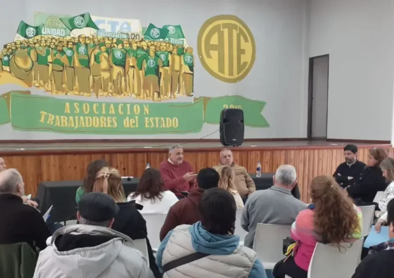 Trabajadores de comedores escolares en plenario de ATE en Paraná