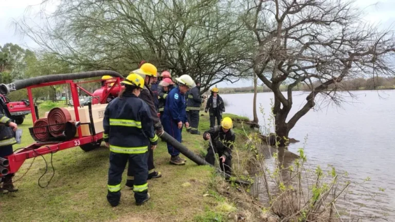 Bomberos durante práctica de respuesta ante incendios de alta demanda de agua en Entre Ríos
