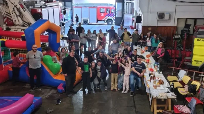 bomberos-voluntarios-gualeguaychu-dia-del-nino-jornada-recreativa Niños jugando en el cuartel de Bomberos Voluntarios de Gualeguaychú durante la jornada por el Día del Niño