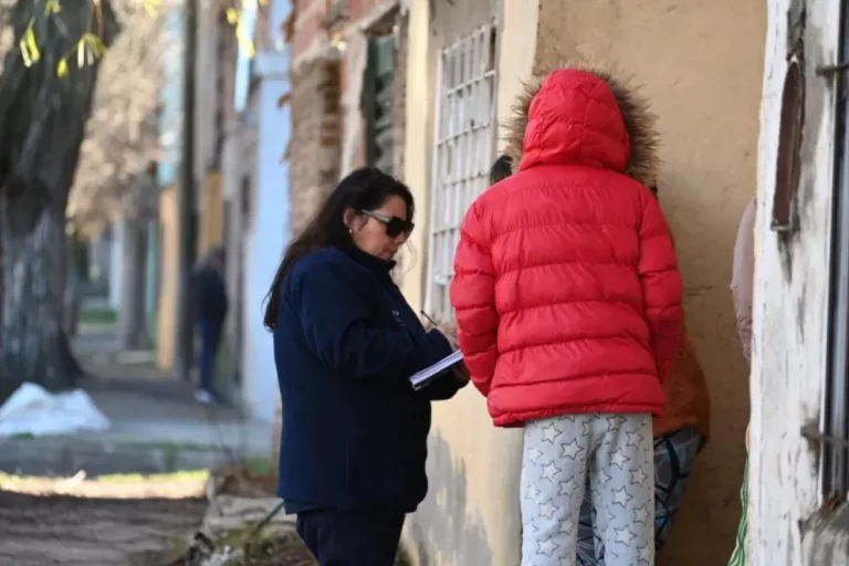 Equipo municipal censando a familias en zona norte