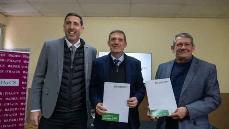 Acto de entrega de la Resolución Nº 1048/26 en la Escuela Normal Rural Juan Bautista Alberdi