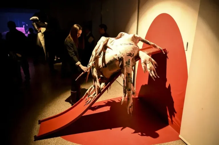Artistas de la muestra AURA durante una charla abierta