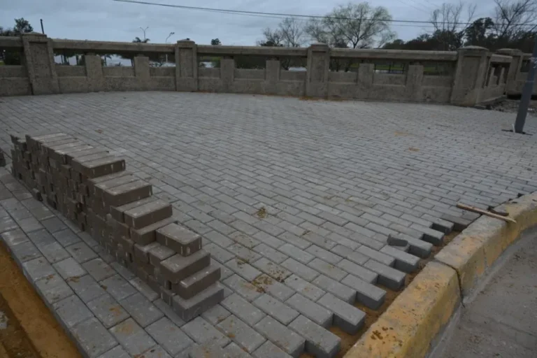 Adoquines colocados en la vereda de la Costanera de Gualeguaychú