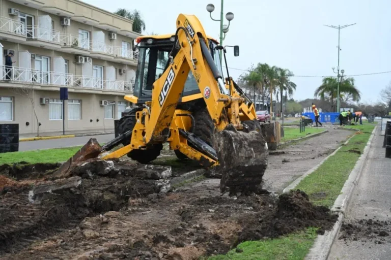 Obra de modernización de plazoletas en Avenida Cándido Irazusta, Gualeguaychú