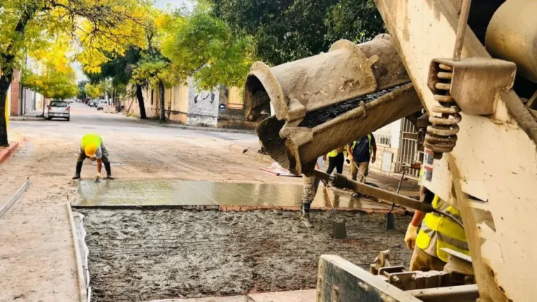 Operario de mantenimiento vial reparando un bache en Gualeguaychú