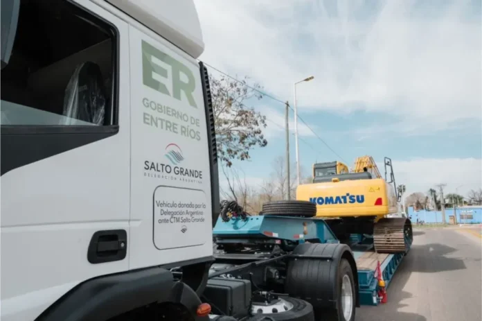 Excavadora entregada por la Delegación Argentina ante Salto Grande