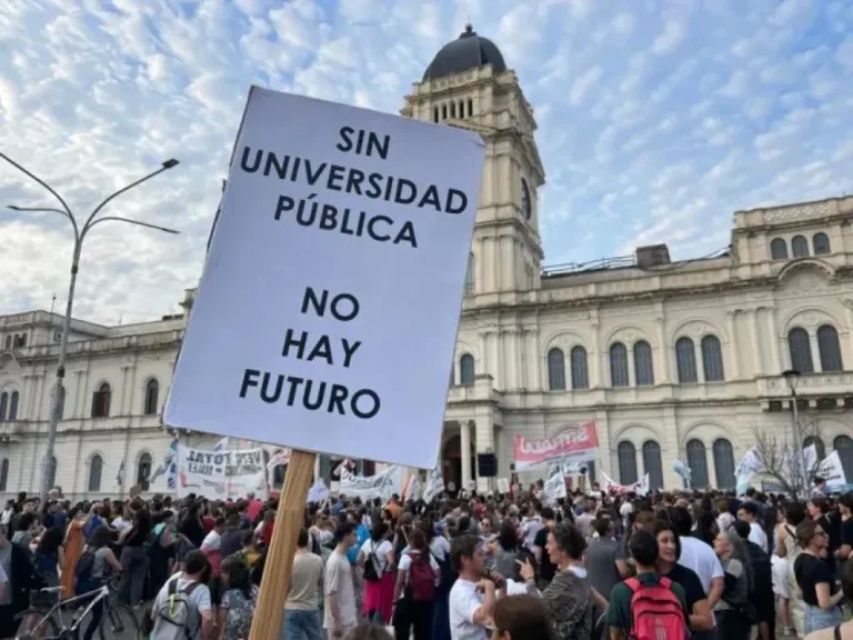 Docentes y no docentes universitarios en una jornada de paro en Entre Ríos