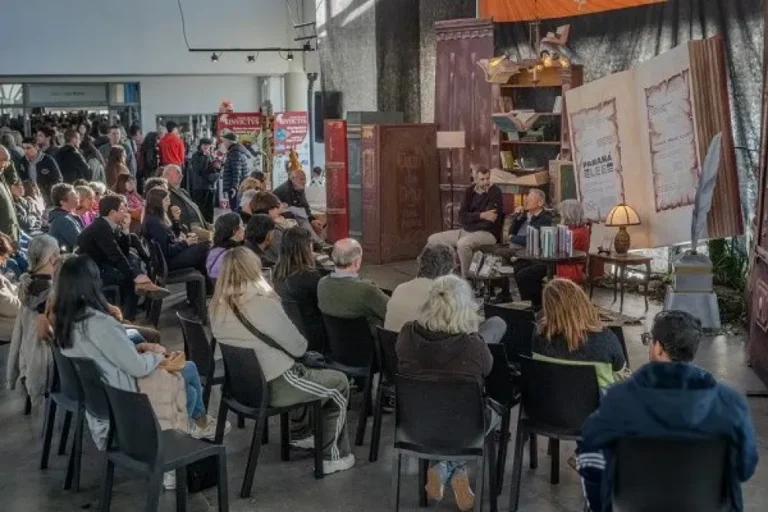 Stand de la Editorial de la UNER en la Feria del Libro Paraná Lee