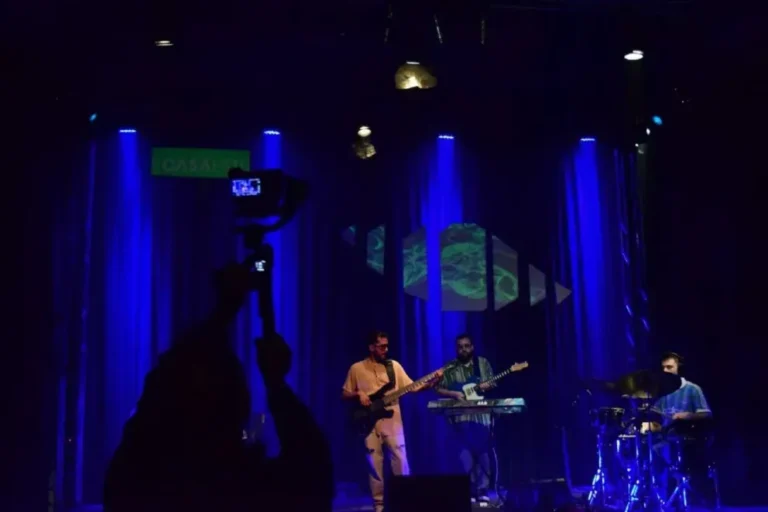 Grupo Té de Hierbas en sesión en vivo en Casa Estudio